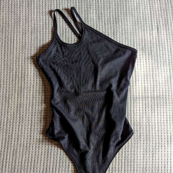 Abercrombie & Fitch ribbed asymmetrical bodysuit size Small - Picture 2 of 4